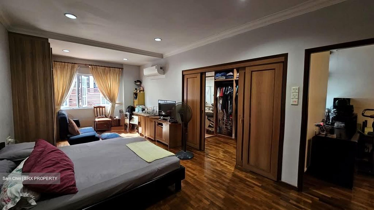 Mayflower Gardens (D20), Terrace #564994321